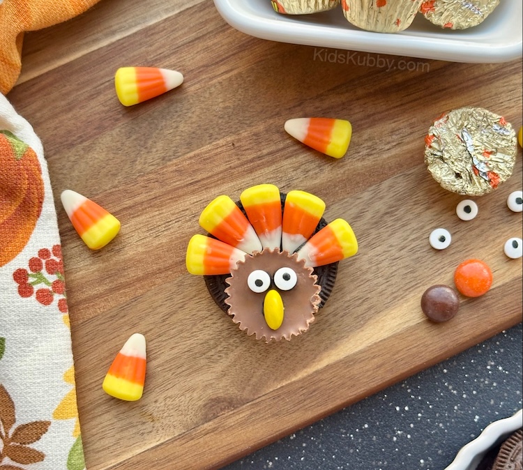 Step-by-step tutorial on how to make Chocolate Thanksgiving Turkey cookies using just a few common ingredients. 