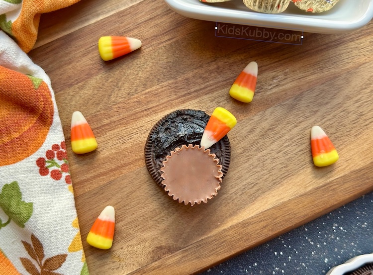 Check out this simple no back recipe for Oreo turkeys. The perfect addition to your holiday dessert table. 