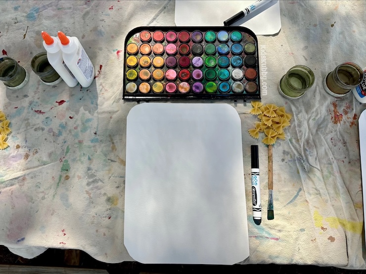 Spring is the perfect tine to learn about butterflies. This easy art project is also perfect to follow along with a butterfly unit in the classroom. butterfly unit craft idea for kids.