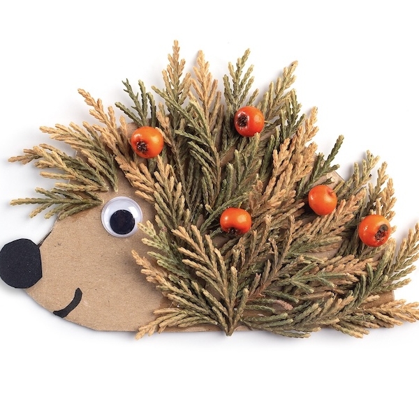 Pine needle fall craft for kids. How to make cute hedgehogs.