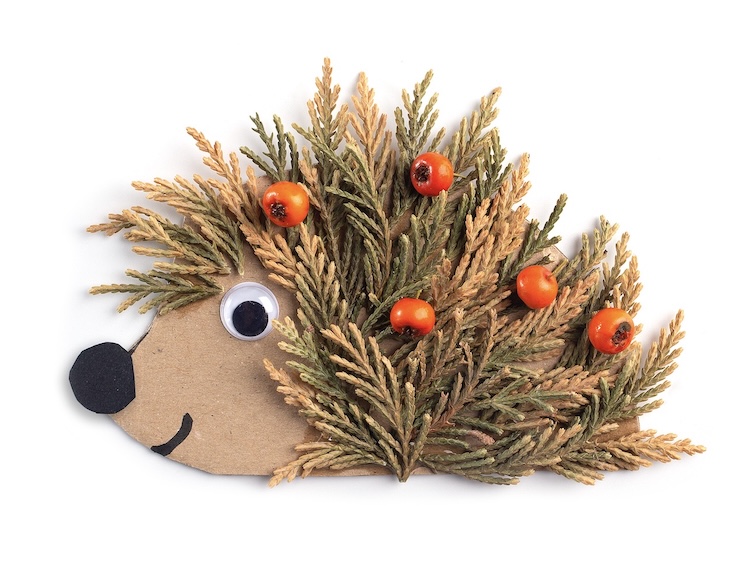 Pine needle fall craft for kids. How to make cute hedgehogs.