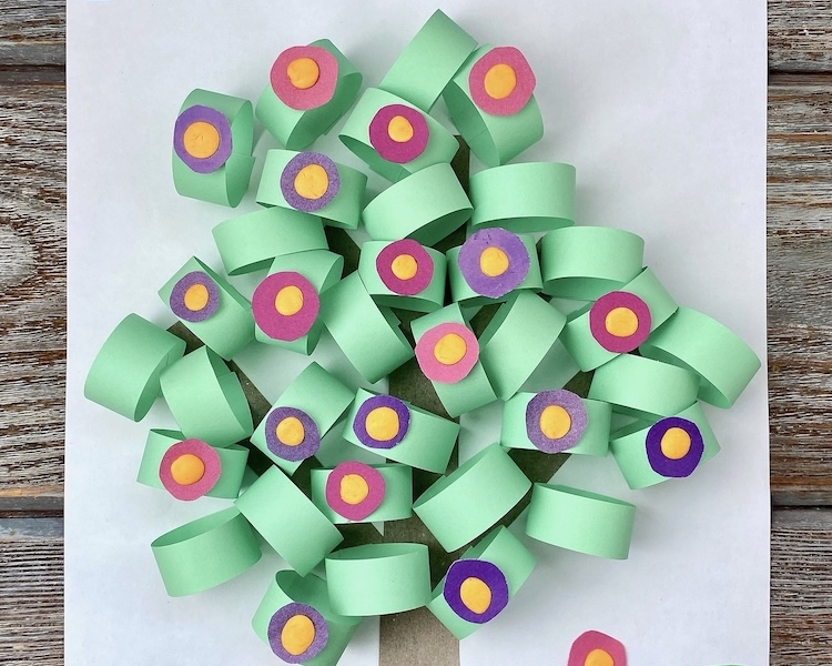 Awesome cheap and easy paper tree craft for preschoolers.