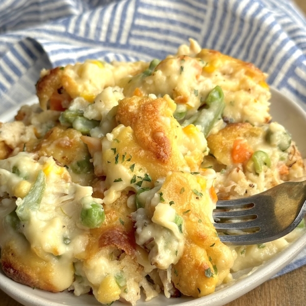List of 18 easy dinner recipes for kids including toddlers, preschoolers, older kids, and teens! Your picky eaters are going to love these quick meals made with few ingredients. They're all fast for parents to make on busy weeknights.