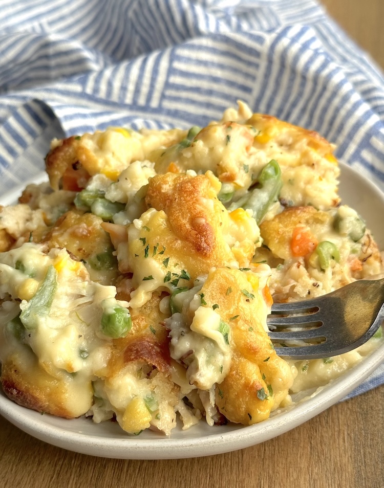 List of 18 easy dinner recipes for kids including toddlers, preschoolers, older kids, and teens! Your picky eaters are going to love these quick meals made with few ingredients. They're all fast for parents to make on busy weeknights.