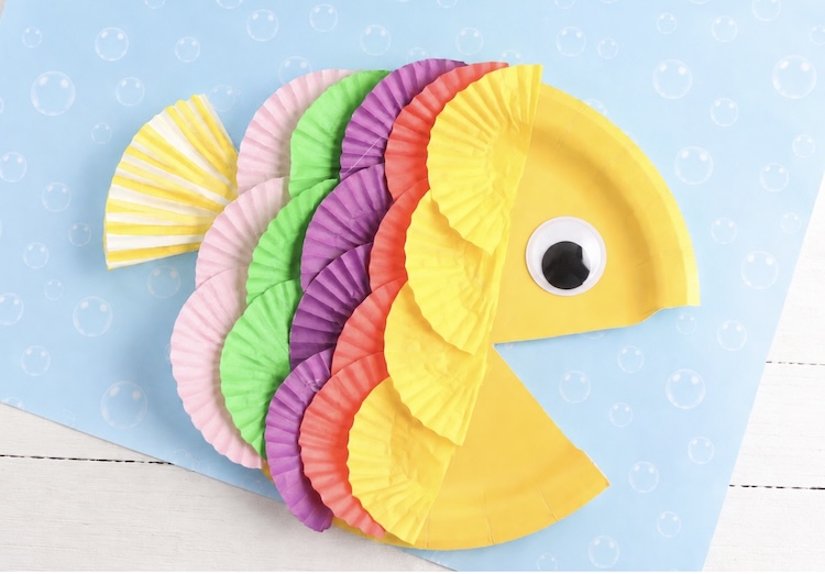 Easy Paper Plate Craft Idea for preschoolers. How to make brightly colored fish with an assortment of cupcake liners.