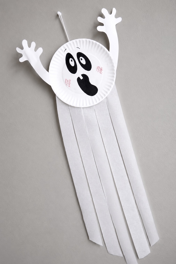 How to make paper plate ghosts to hang on your wall for a spooky Halloween season.
