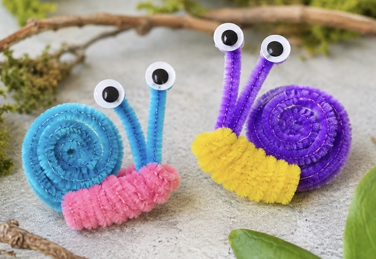 How to make cute snails with fuzzy craft pipe cleaners.