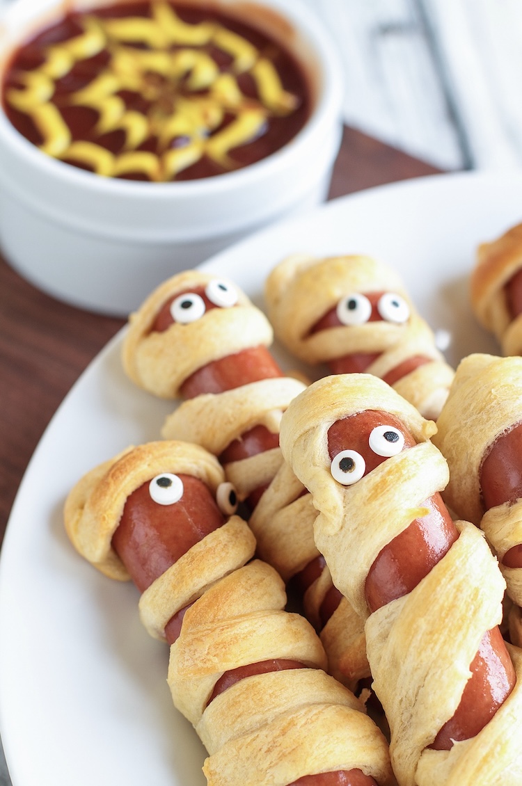 Fun Halloween food idea for kids! These Mummy Dogs make for a delicious and fun lunch or dinner idea during the spooky season.