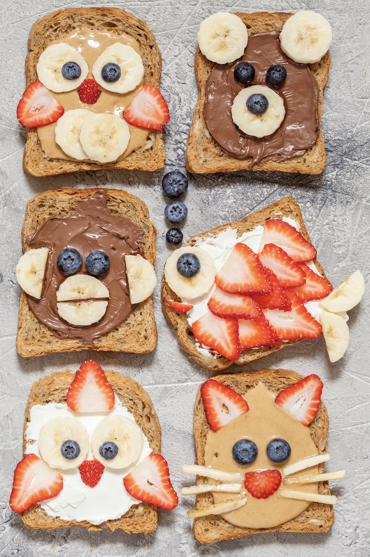 Funny face animal toast ideas made with peanut butter, cream cheese, or Nutella, to make a quick and healthy breakfast for kids, toddlers and preschoolers. 