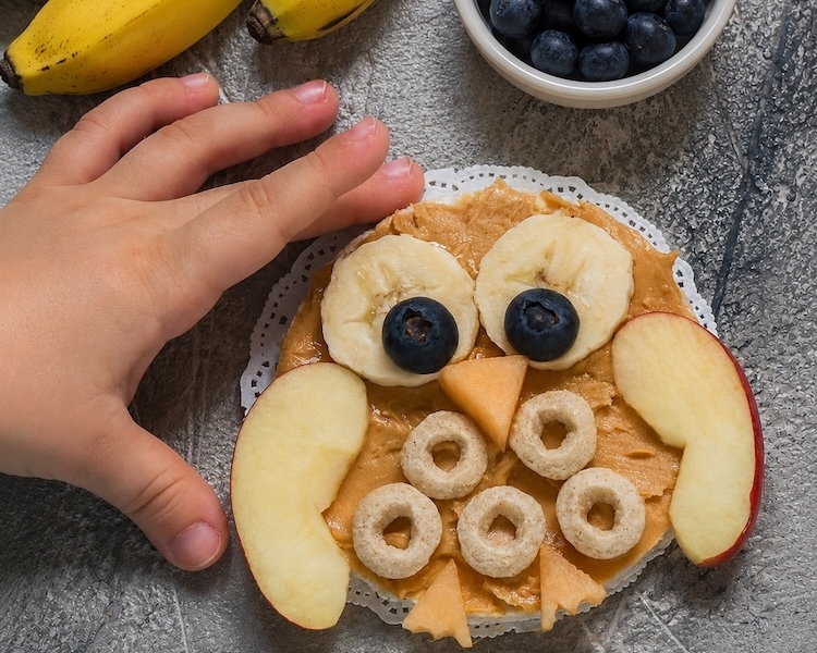 Easy and healthy snack or breakfast idea for kids! How to make adorable owl rice cakes with peanut butter, fruit, and Cheerios cereal.