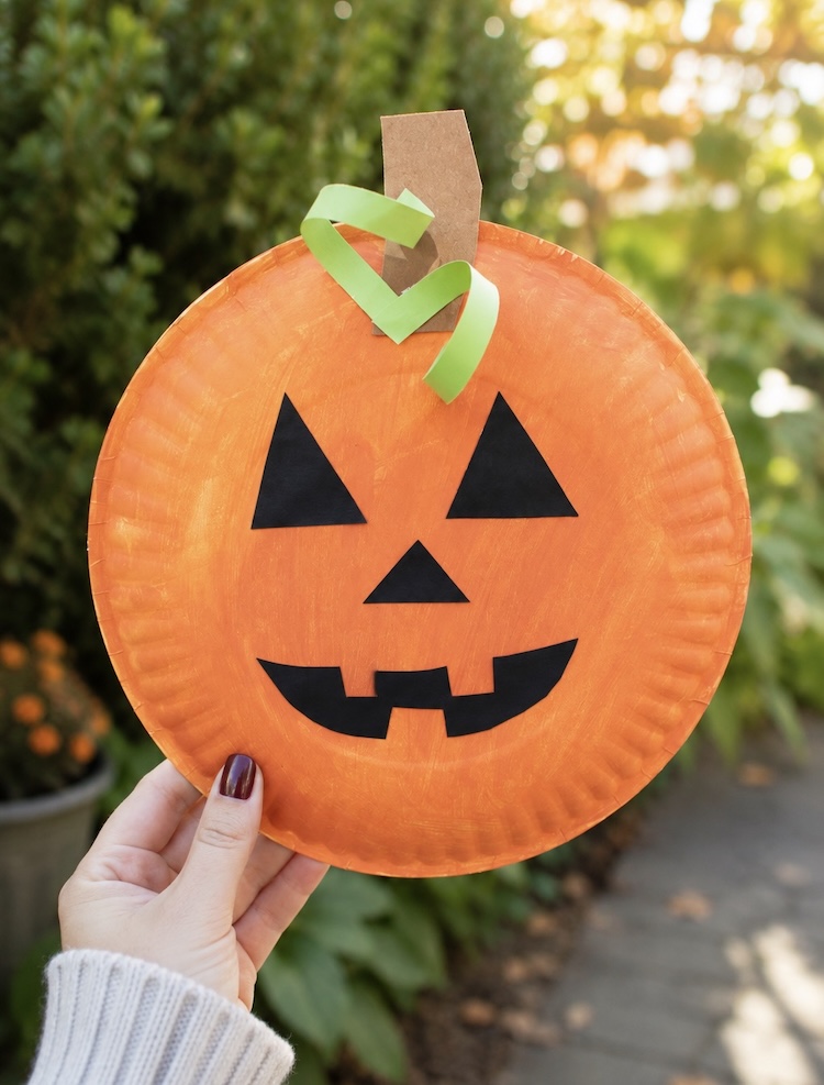 Easy paper plate pumpkin craft for toddlers, preschoolers, and older kids. A cheap and versatile Halloween craft!