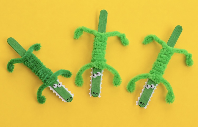 Popsicle pipe cleaner alligator craft for kids to make. 