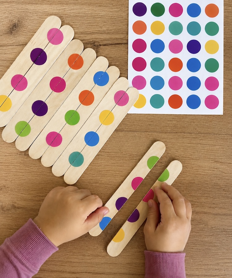 Color recognition and pattern matching game using popsicle sticks. A fun learning activity for young preschool children ages 2-4 years old. 