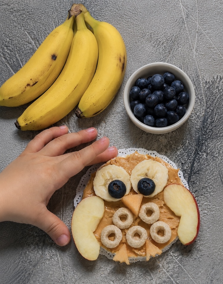 How to make adorable owl rice cakes for kids, a quick breakfast or snack for toddlers, preschoolers, and older kids. 