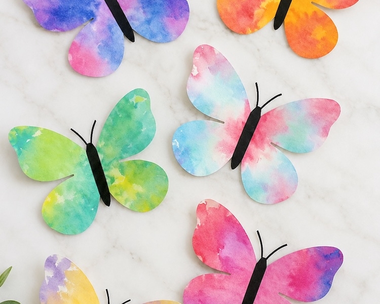 Free printable butterfly template with an easy tissue paper craft idea for kids with step by step instructions and lots of photos.