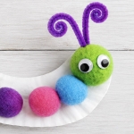 Easy craft tutorial for toddlers and preschoolers. How to make cute fuzzy caterpillars with pom-poms and paper plates.