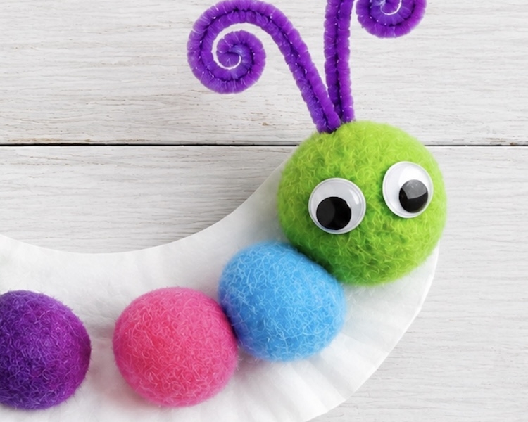 Easy craft tutorial for toddlers and preschoolers. How to make cute fuzzy caterpillars with pom-poms and paper plates.