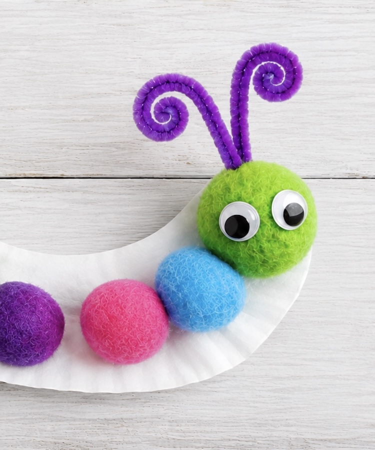 Easy craft tutorial for toddlers and preschoolers. How to make cute fuzzy caterpillars with pom-poms and paper plates.
