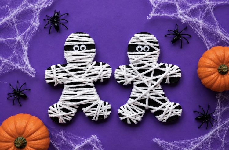 Simple and cheap Halloween craft for kids. How to make yarn mummies with a step by step tutorial using recycled materials and white yarn.