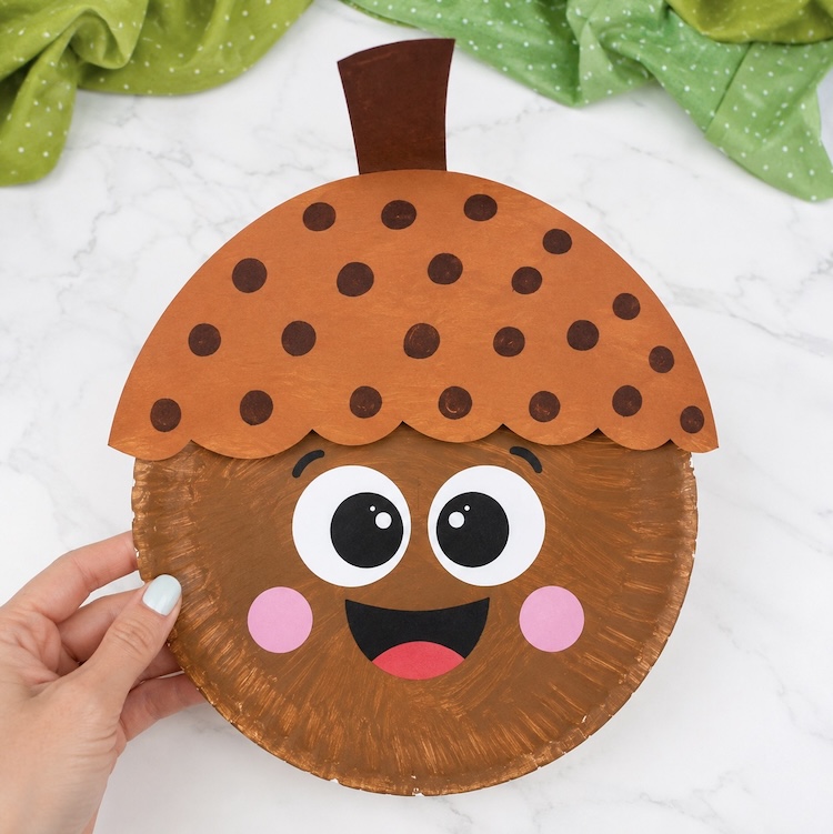 Adorable paper plate acorn craft to make for fall. 