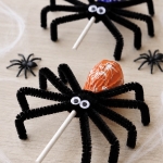 Fun and easy Halloween ideas for kids! How to make DIY lollipop spiders with black pipe cleaners and googly eyes. A fun spooky halloween party favor, decoration, or school treat for the holidays.