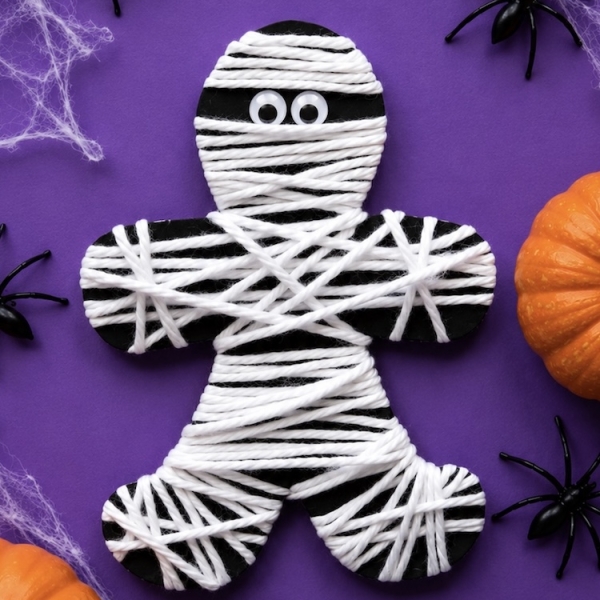 How to make yarn mummies with a full step by step tutorial and free printable. This easy Halloween craft is ideal for kids of all ages and is cheap and simple to make with recycled materials.