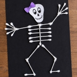 Simple, low mess Halloween craft for preschool age kids. How to make paper skeletons with cotton swabs! A fun and easy art project.