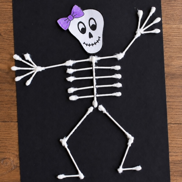 Simple, low mess Halloween craft for preschool age kids. How to make paper skeletons with cotton swabs! A fun and easy art project.