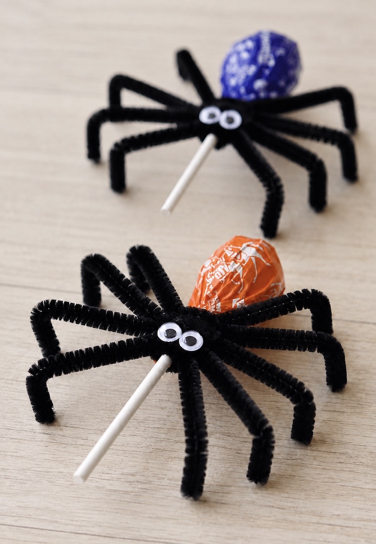 How to make Halloween lollipop spiders for Halloween! A fun party favor idea for a spooky Halloween party, or classroom treat for kids to bring their friends.