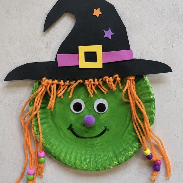 Easy paper plate crafts for kids to make. How to make a wicked green witch with a hat and yarn hair!