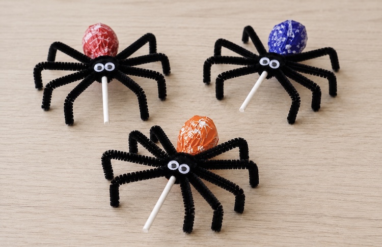 How to make lollipop spider with pipe cleaners and googly eyes. A fun and easy Halloween idea for kids that could be a spooky party favor or classroom treat.