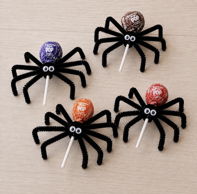 Easy spider craft idea for Halloween. How to make lollipop spiders with black pipe cleaners.
