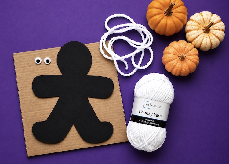 How to make yarn mummies with cardboard for Halloween.