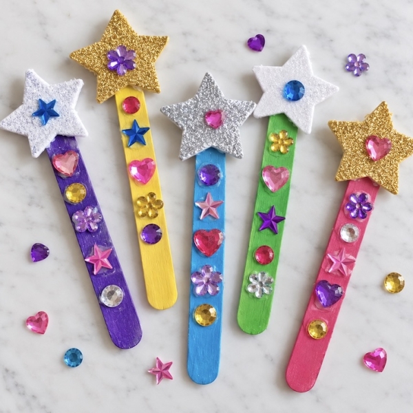 How to make easy reading pointers for preschool, kindergarten, and beginning readers using popsicle sticks and foam stars. A fun popsicle stick craft and learning tool for kids!