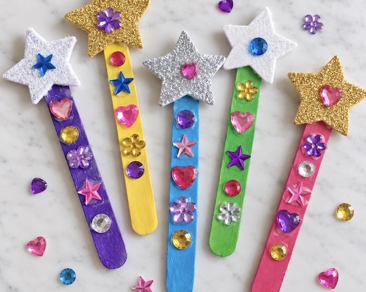 How to make easy reading pointers for preschool, kindergarten, and beginning readers using popsicle sticks and foam stars. A fun popsicle stick craft and learning tool for kids!