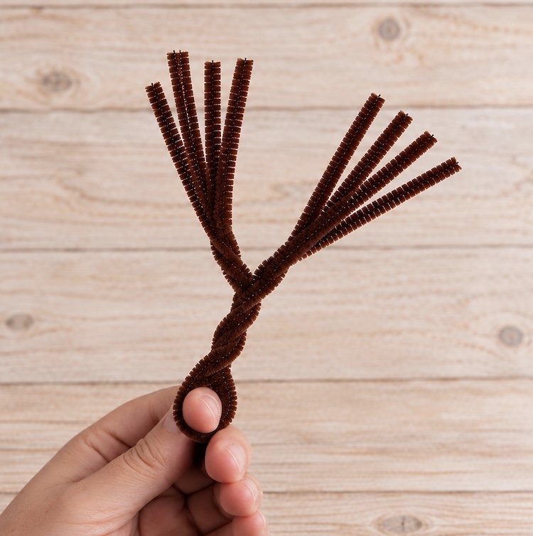 Craft tutorial on how to make a pipe cleaner tree trunk for kids to lace pony beads onto.