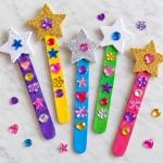 How to make easy reading wands for kids using colorful popsicle sticks and star foam stickers. A simple craft and reading tool for preschoolers, kindergarteners, and younger children to help them follow along in a book and get excited about reading.