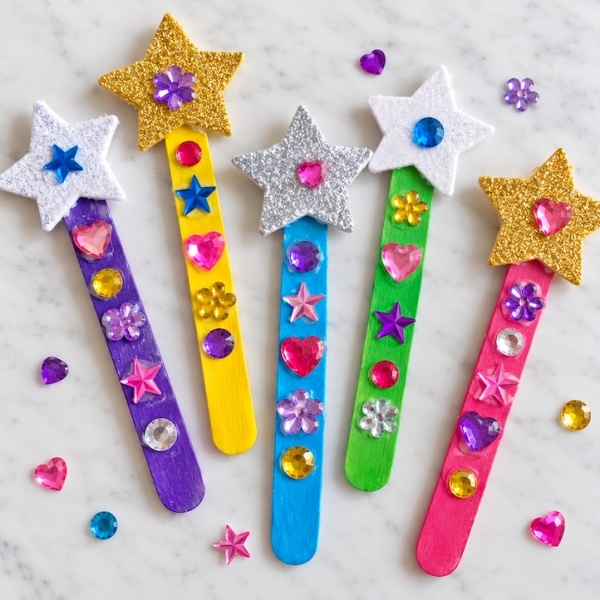 How to make easy reading wands for kids using colorful popsicle sticks and star foam stickers. A simple craft and reading tool for preschoolers, kindergarteners, and younger children to help them follow along in a book and get excited about reading.