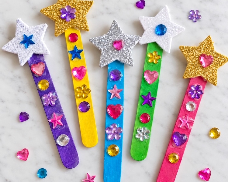 How to make easy reading wands for kids using colorful popsicle sticks and star foam stickers. A simple craft and reading tool for preschoolers, kindergarteners, and younger children to help them follow along in a book and get excited about reading.