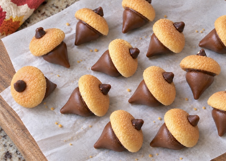 How to make chocolate acorn treats for Thanksgiving with mini vanilla wafers.