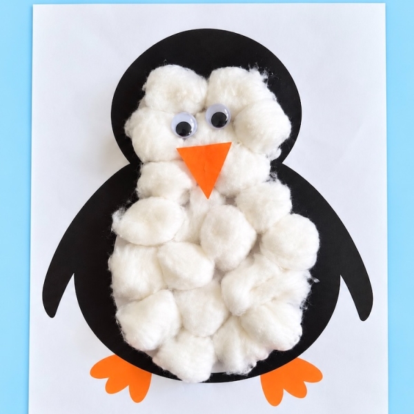 Free penguin printable with two designs to choose from. This easy paper craft for kids lets them decorate the penguin with cotton balls and glue, making for a fun and easy craft for preschoolers and toddlers. A low mess winter craft that's perfect for Christmas or winter break!