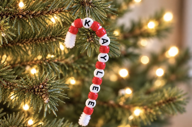 How to make easy beaded candy cane ornaments with a pipe cleaner. An easy Christmas craft for preschoolers.