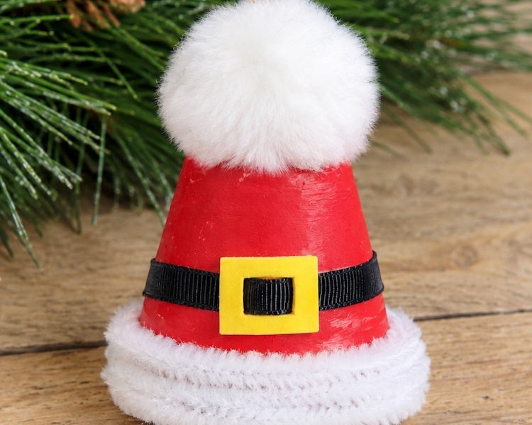 Easy Christmas craft for kids and adults! How to make a cute Santa hat ornaments for your Christmas tree or to give away as a handmade holiday gift. This easy project is made with with mini clay pots, white pipe cleaners, paint, and a fluffy pom-pom for the top.