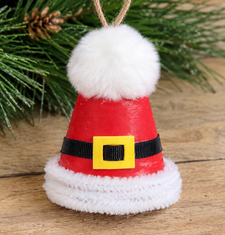 Easy Christmas craft for kids and adults! How to make a cute Santa hat ornaments for your Christmas tree or to give away as a handmade holiday gift. This easy project is made with with mini clay pots, white pipe cleaners, paint, and a fluffy pom-pom for the top.