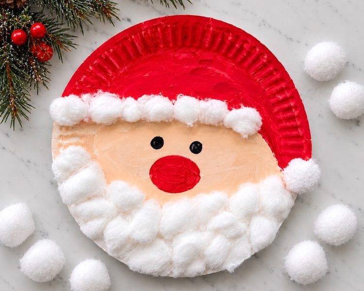 How to make the easiest Santa Claus craft for Christmas using a paper plate, paint, and cotton balls. This simple kids craft is great for younger children including preschoolers to make at home or in their classroom.