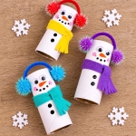 How to make the cutest little snowmen for Christmas using recycled materials and cheap craft supplies including toilet paper rolls, felt, pipe cleaners, and pom poms. A fun and easy holiday craft for kids to make at home!