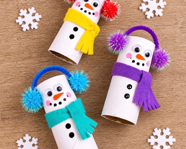 How to make the cutest little snowmen for Christmas using recycled materials and cheap craft supplies including toilet paper rolls, felt, pipe cleaners, and pom poms. A fun and easy holiday craft for kids to make at home!