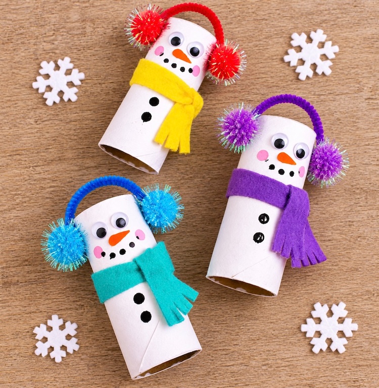 How to make the cutest little snowmen for Christmas using recycled materials and cheap craft supplies including toilet paper rolls, felt, pipe cleaners, and pom poms. A fun and easy holiday craft for kids to make at home!