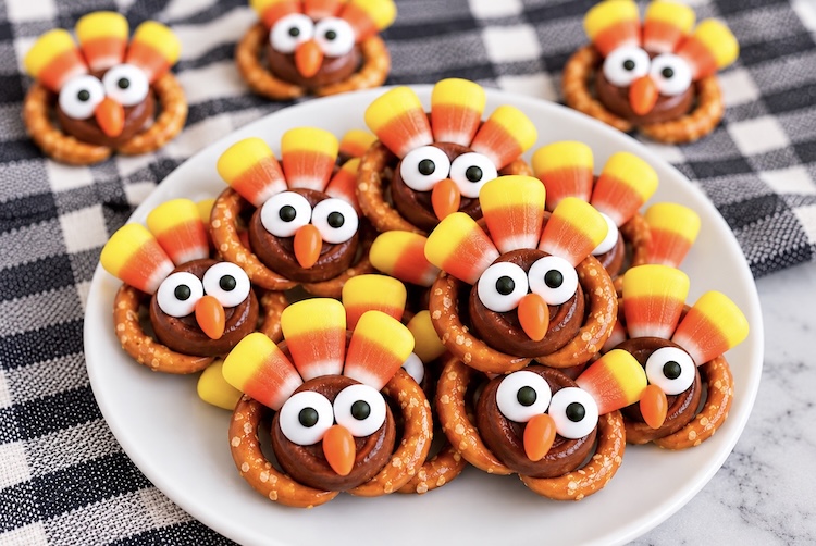 Easy Thanksgiving treats to make that look just like Turkeys using Rolo chocolate candy, pretzels, and candy corn.