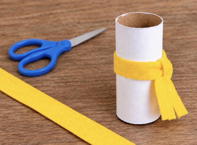 How to make a small felt scarf for a DIY toilet paper roll snowman.